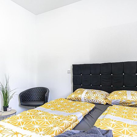 Near Schoenbrunn - Economy Rooms In Shared Apartment At Meidling Train Station Bécs Kültér fotó