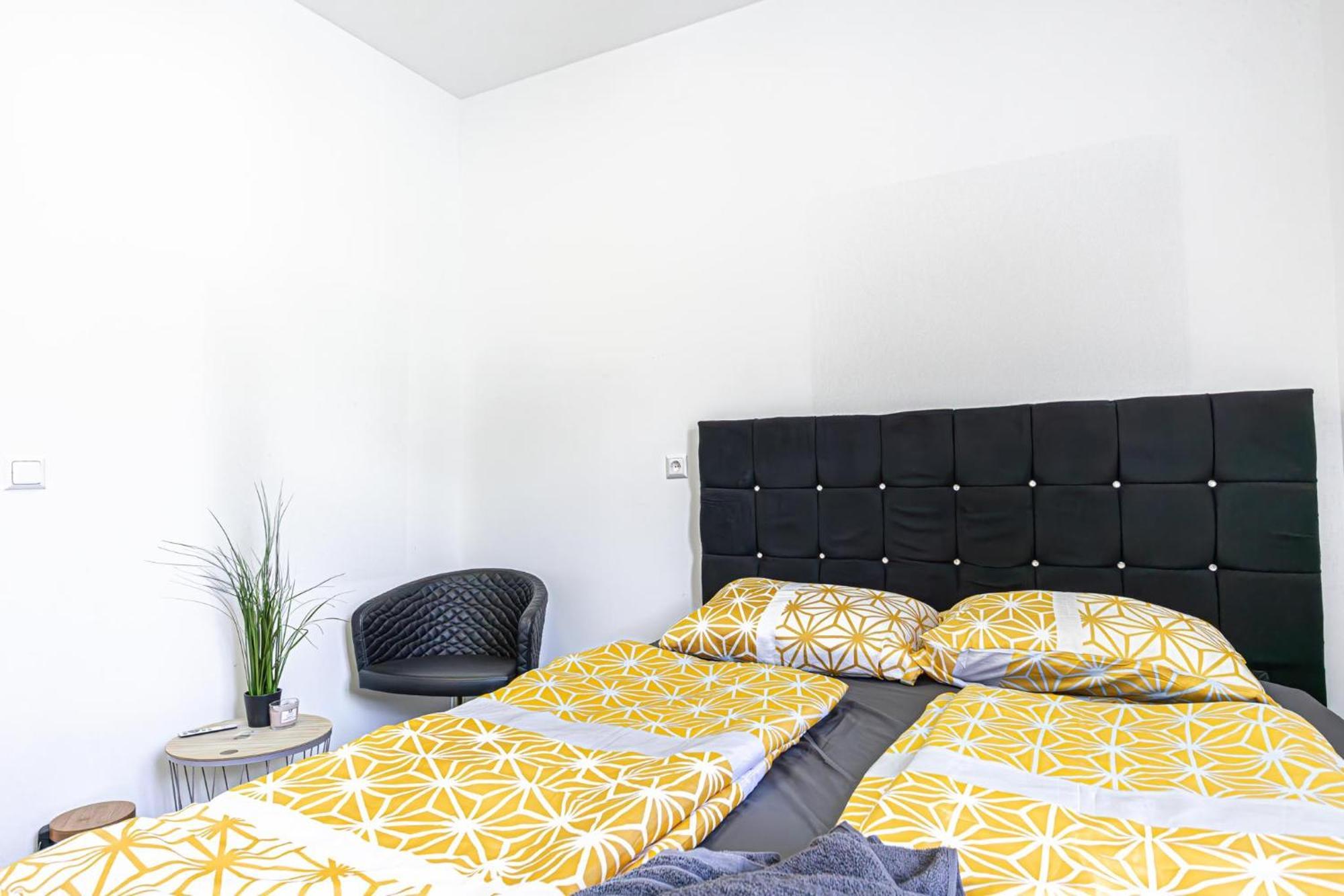 Near Schoenbrunn - Economy Rooms In Shared Apartment At Meidling Train Station Bécs Kültér fotó