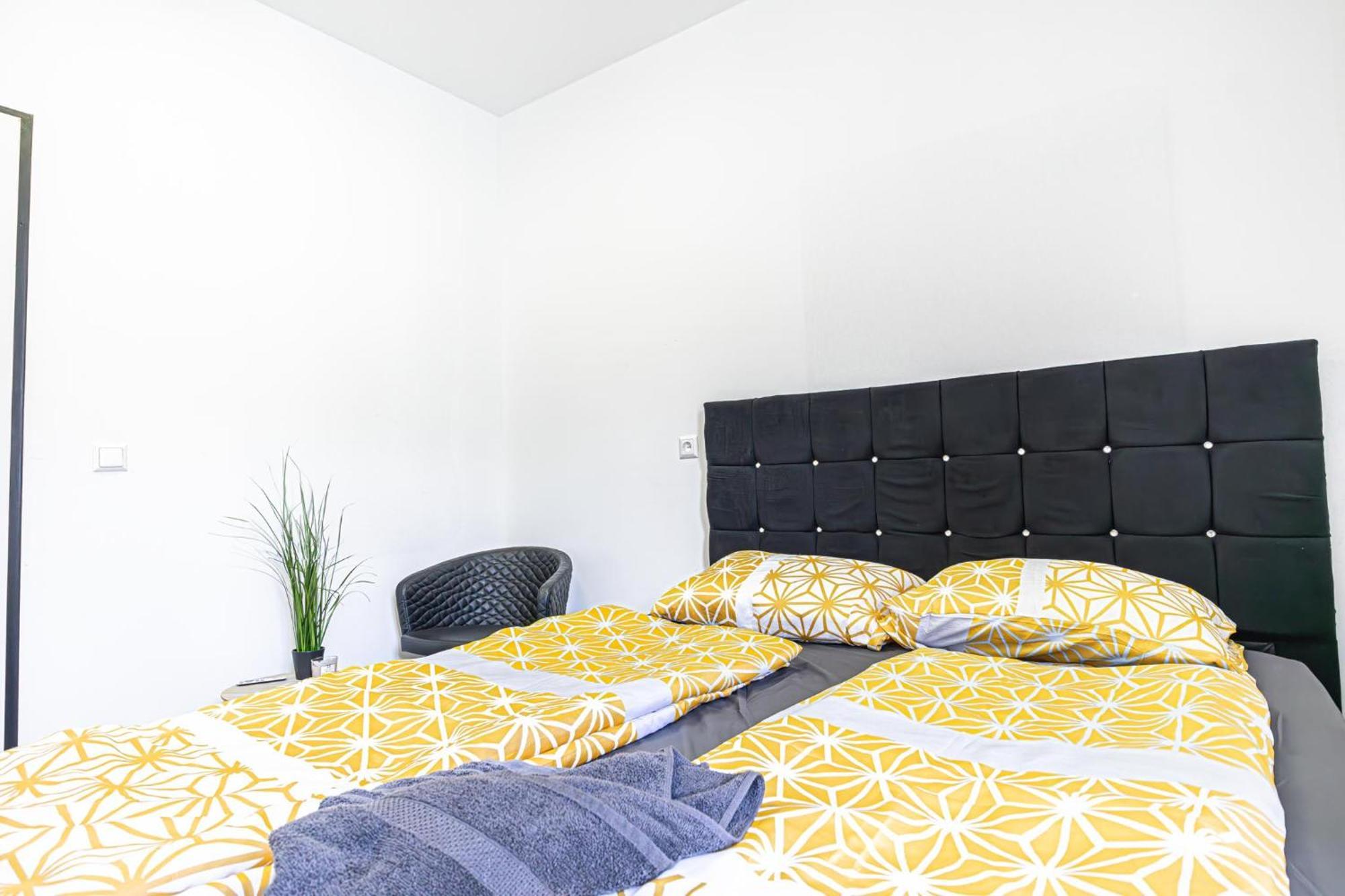Near Schoenbrunn - Economy Rooms In Shared Apartment At Meidling Train Station Bécs Kültér fotó
