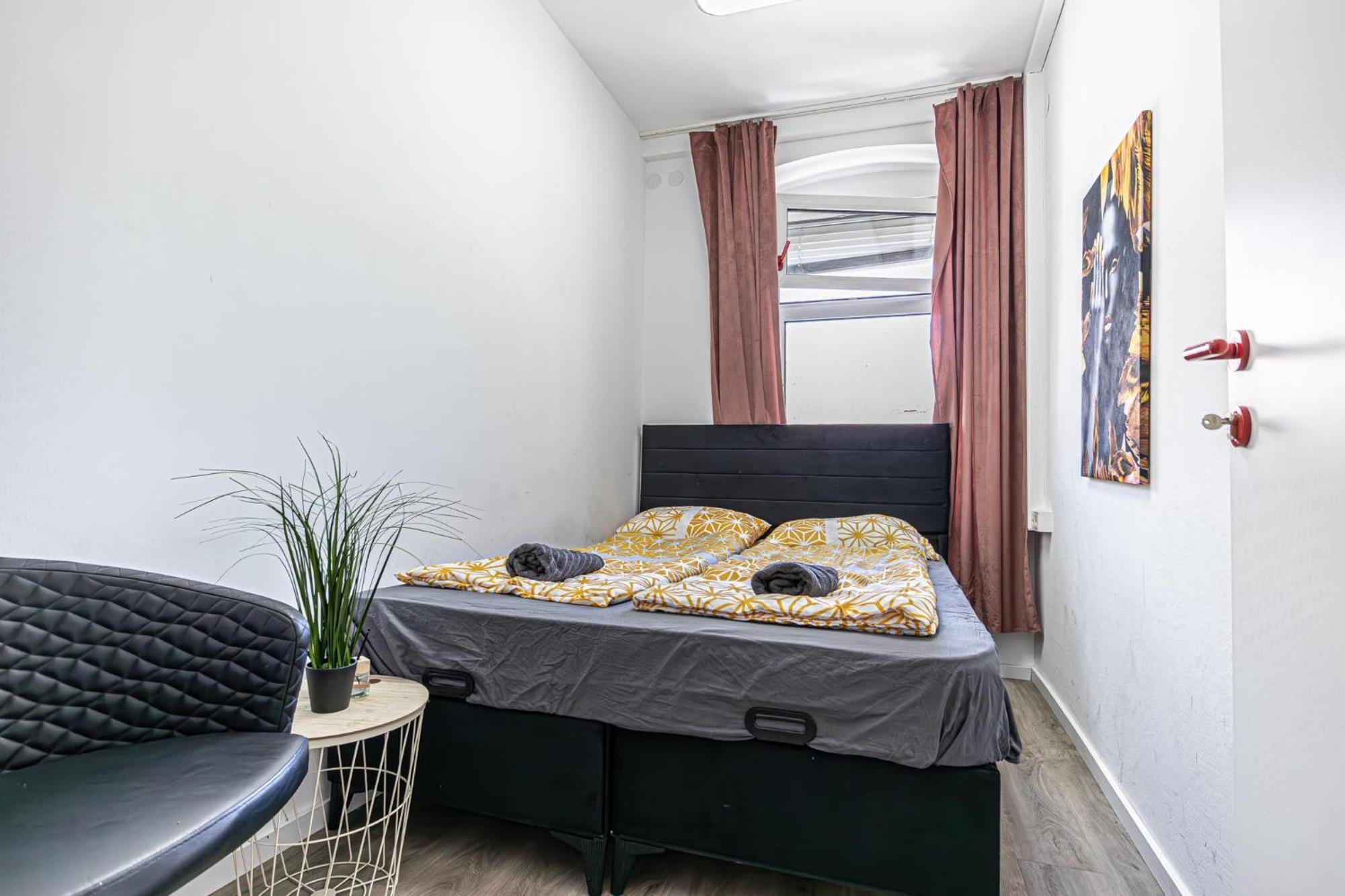 Near Schoenbrunn - Economy Rooms In Shared Apartment At Meidling Train Station Bécs Kültér fotó