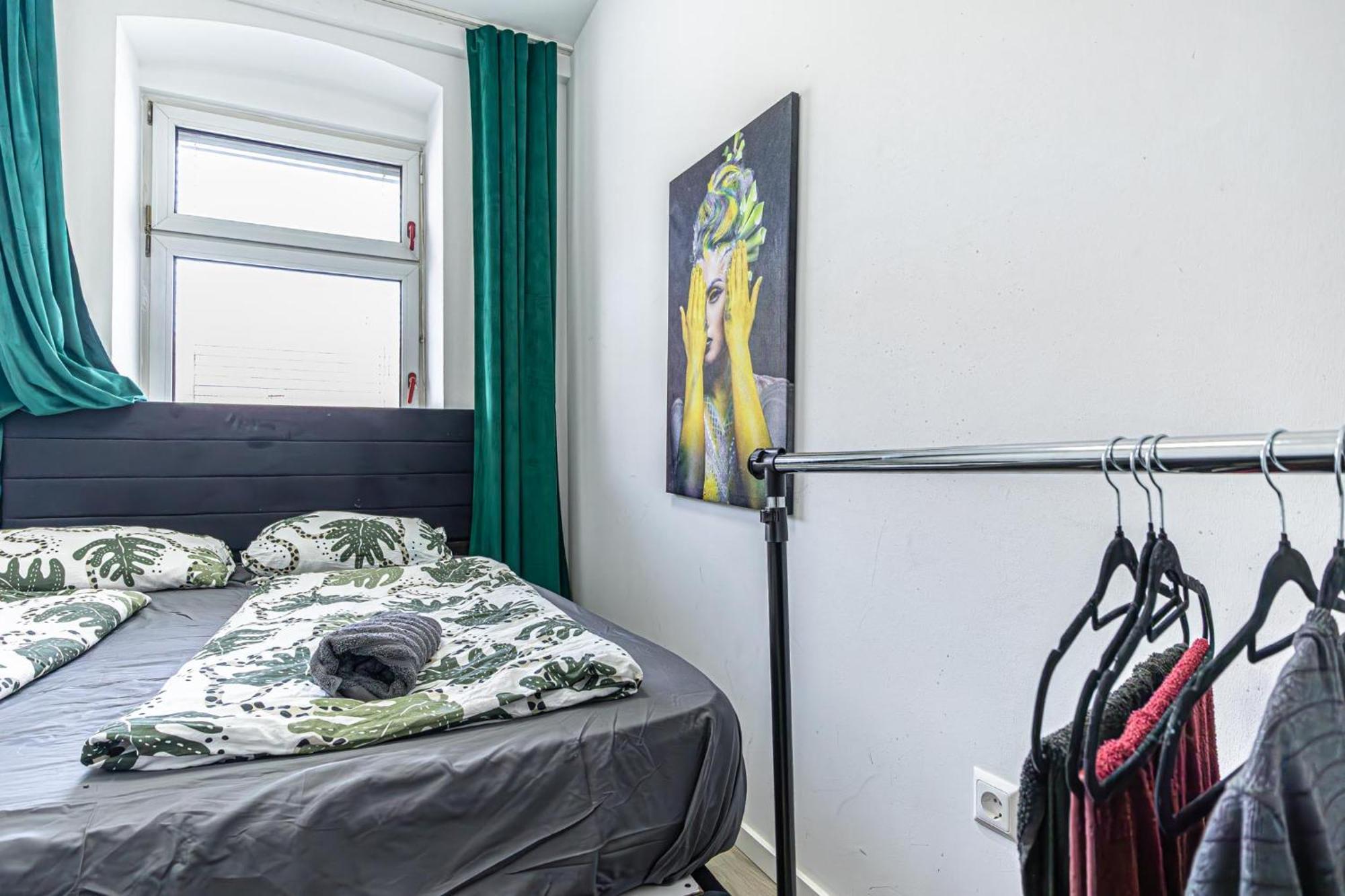 Near Schoenbrunn - Economy Rooms In Shared Apartment At Meidling Train Station Bécs Kültér fotó
