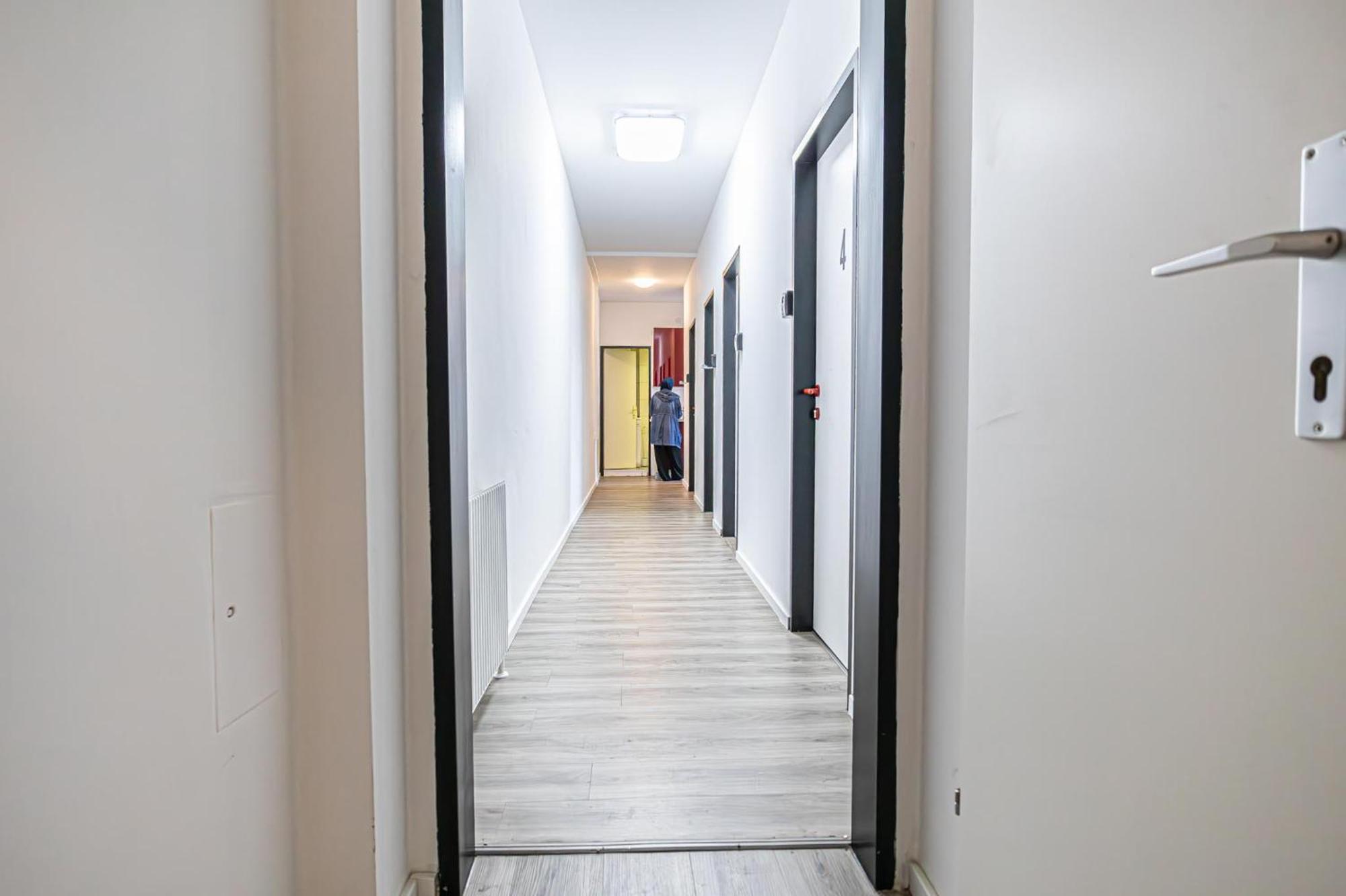 Near Schoenbrunn - Economy Rooms In Shared Apartment At Meidling Train Station Bécs Kültér fotó