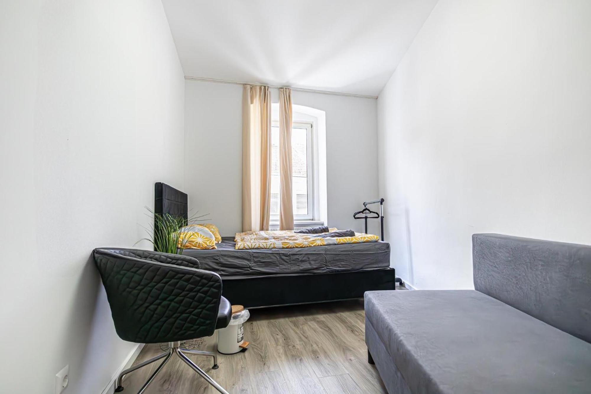 Near Schoenbrunn - Economy Rooms In Shared Apartment At Meidling Train Station Bécs Kültér fotó