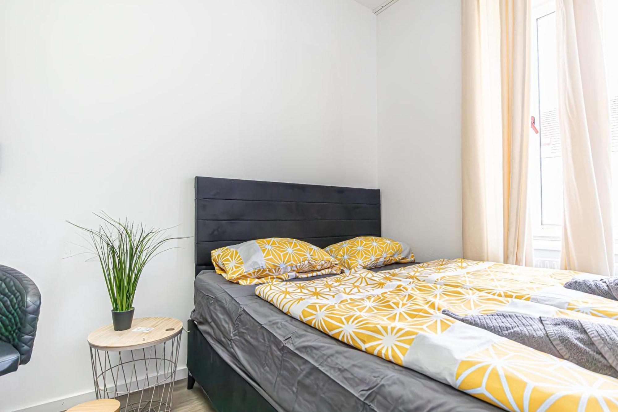 Near Schoenbrunn - Economy Rooms In Shared Apartment At Meidling Train Station Bécs Kültér fotó