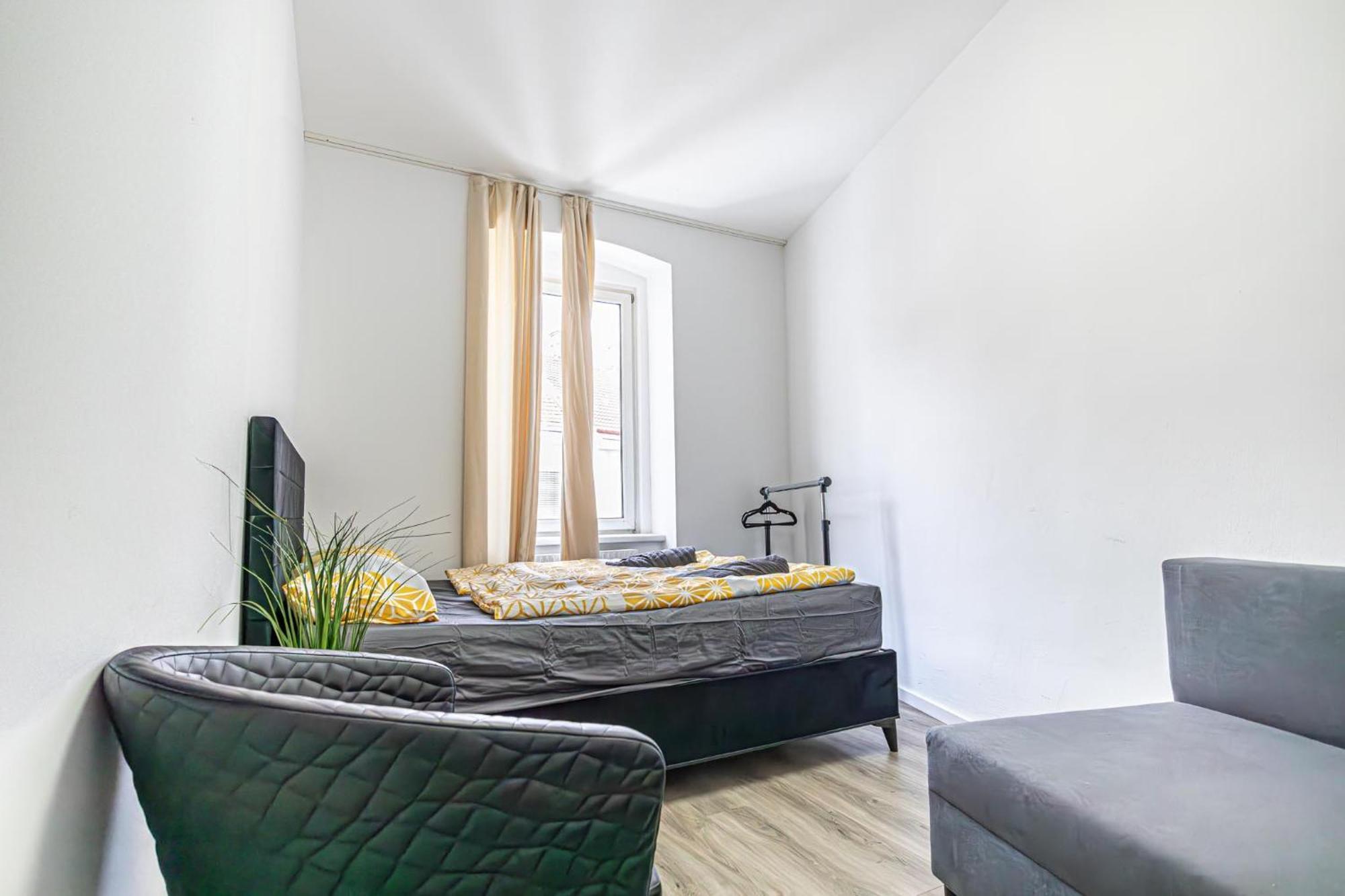 Near Schoenbrunn - Economy Rooms In Shared Apartment At Meidling Train Station Bécs Kültér fotó