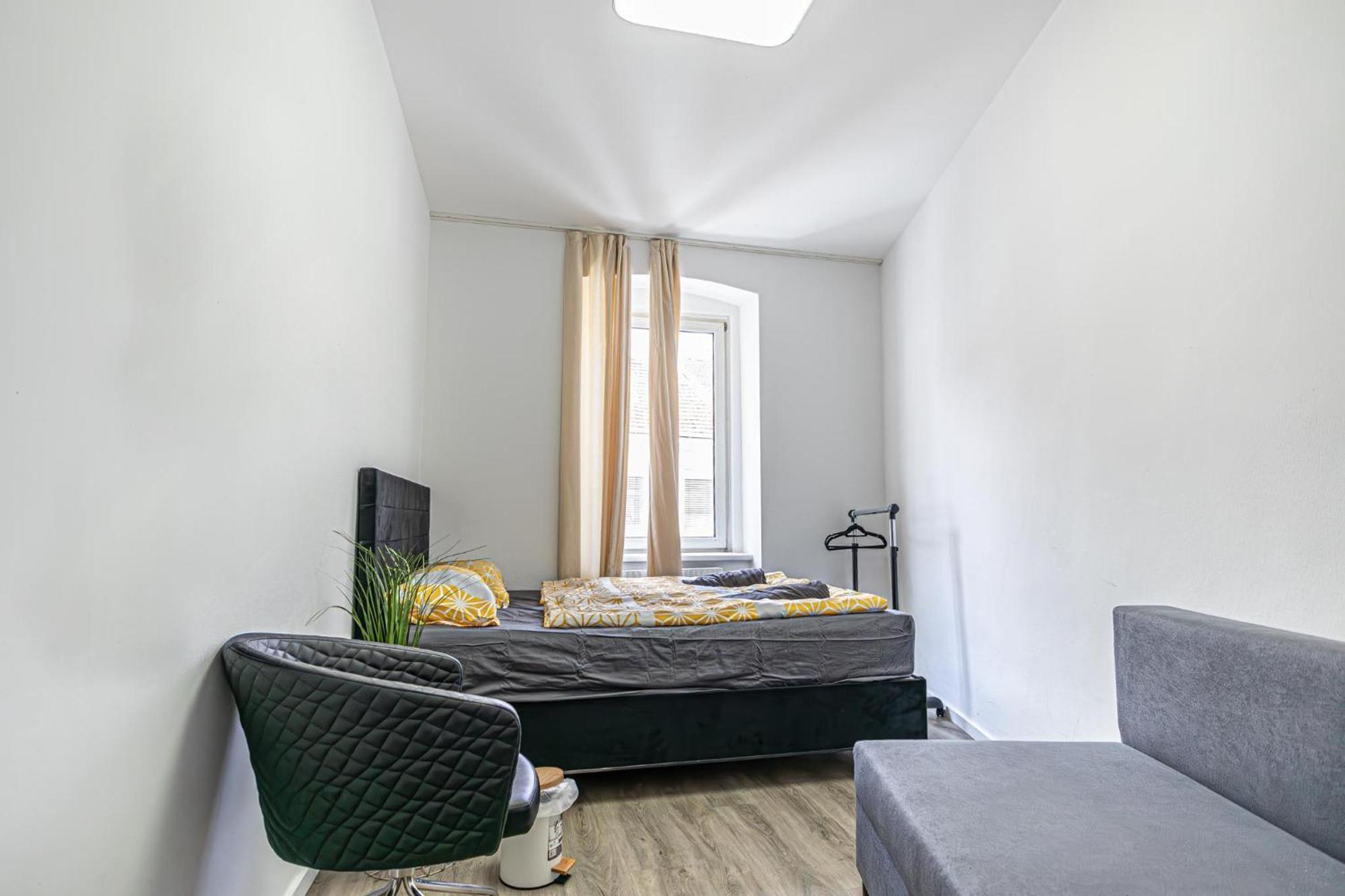 Near Schoenbrunn - Economy Rooms In Shared Apartment At Meidling Train Station Bécs Kültér fotó