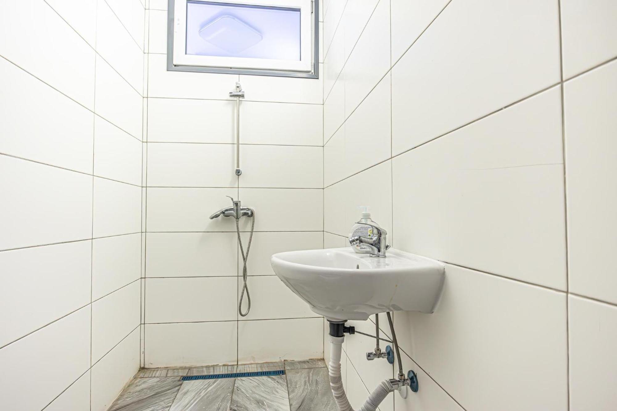 Near Schoenbrunn - Economy Rooms In Shared Apartment At Meidling Train Station Bécs Kültér fotó