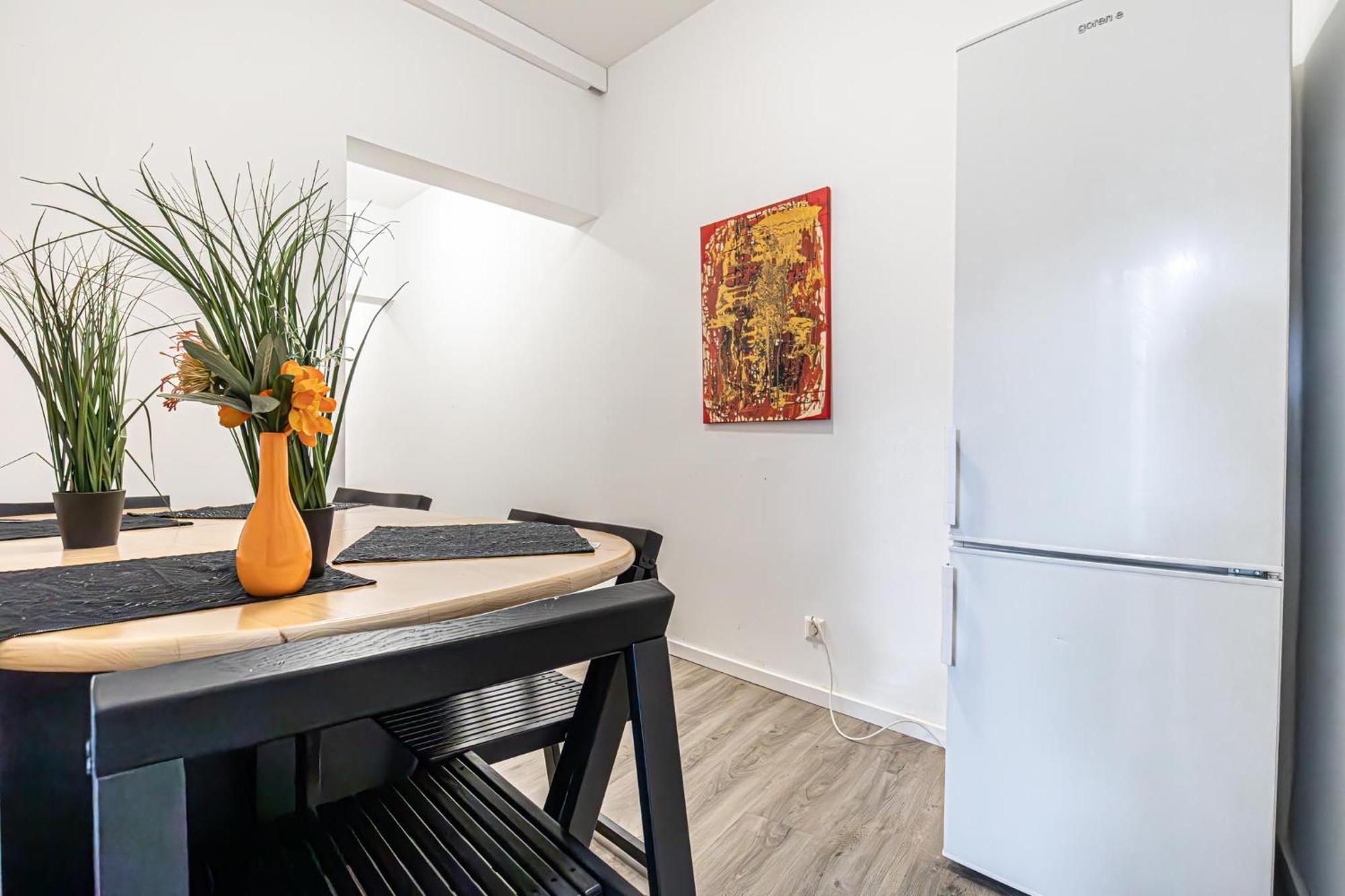 Near Schoenbrunn - Economy Rooms In Shared Apartment At Meidling Train Station Bécs Kültér fotó