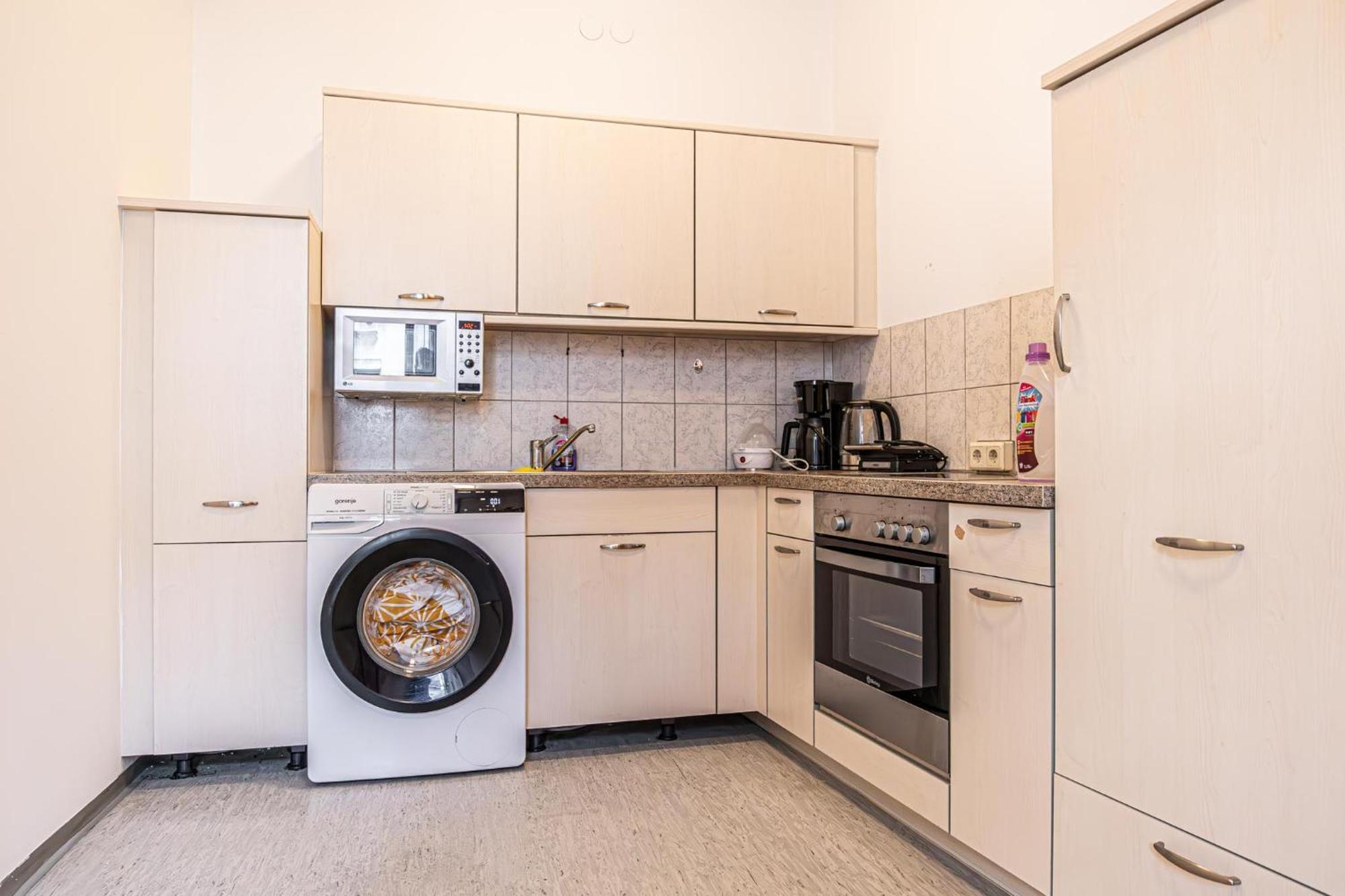 Near Schoenbrunn - Economy Rooms In Shared Apartment At Meidling Train Station Bécs Kültér fotó