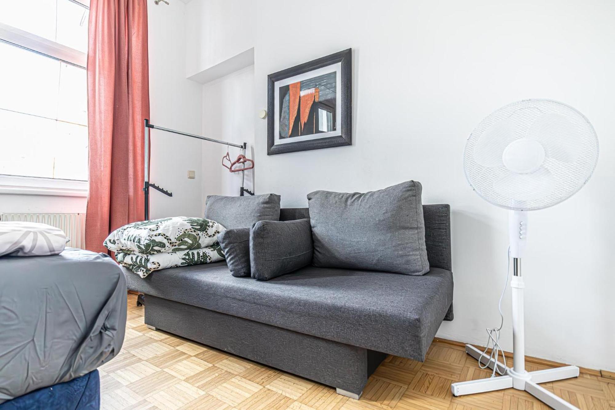 Near Schoenbrunn - Economy Rooms In Shared Apartment At Meidling Train Station Bécs Kültér fotó