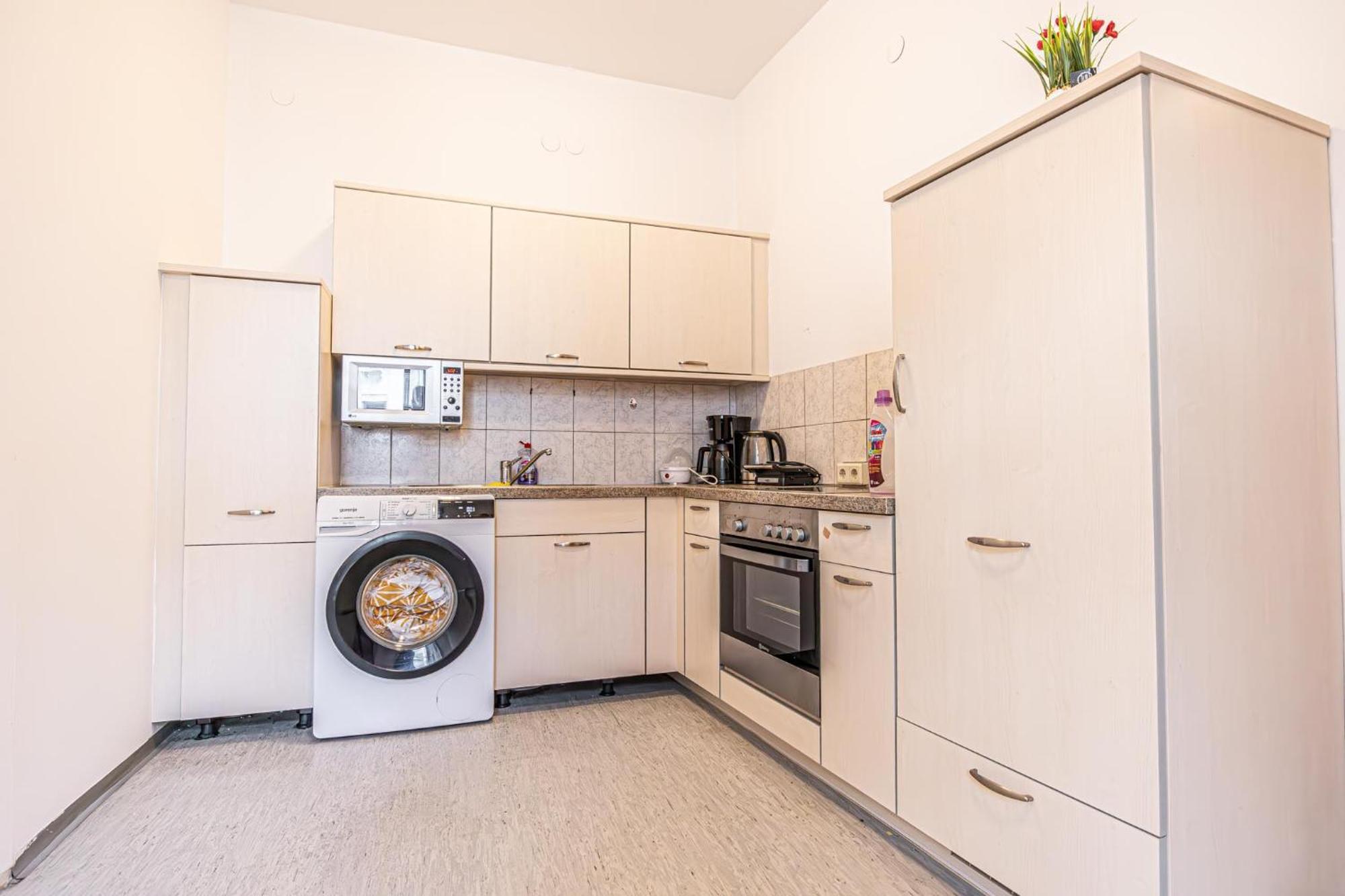 Near Schoenbrunn - Economy Rooms In Shared Apartment At Meidling Train Station Bécs Kültér fotó