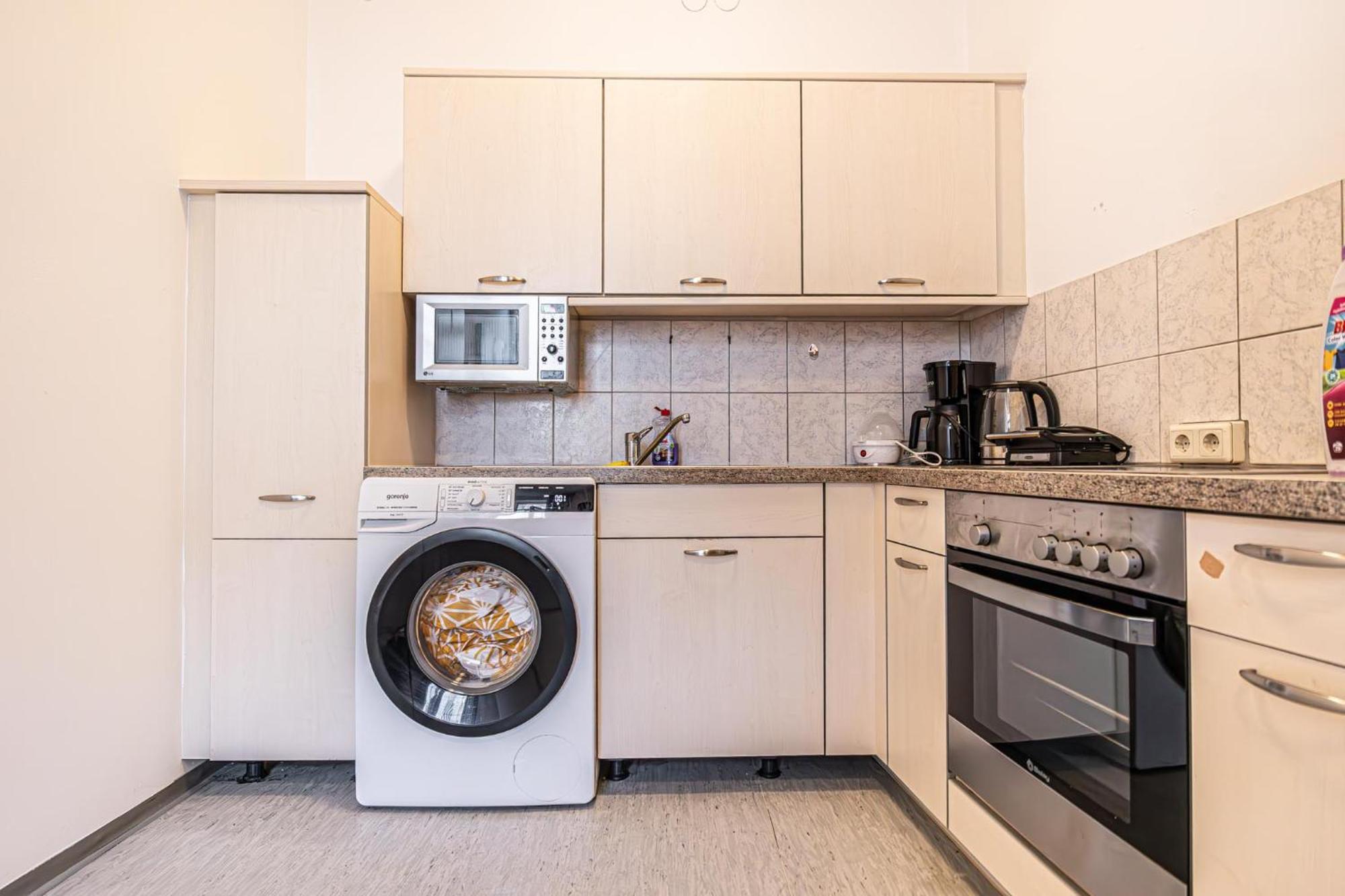 Near Schoenbrunn - Economy Rooms In Shared Apartment At Meidling Train Station Bécs Kültér fotó