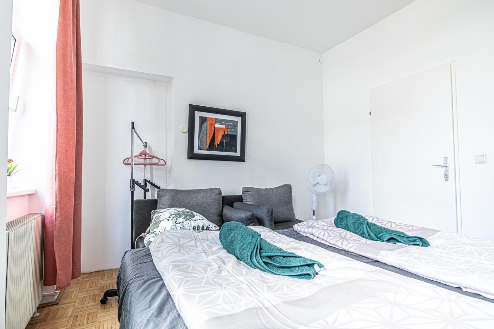 Near Schoenbrunn - Economy Rooms In Shared Apartment At Meidling Train Station Bécs Kültér fotó