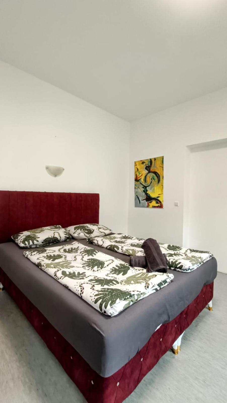 Near Schoenbrunn - Economy Rooms In Shared Apartment At Meidling Train Station Bécs Kültér fotó