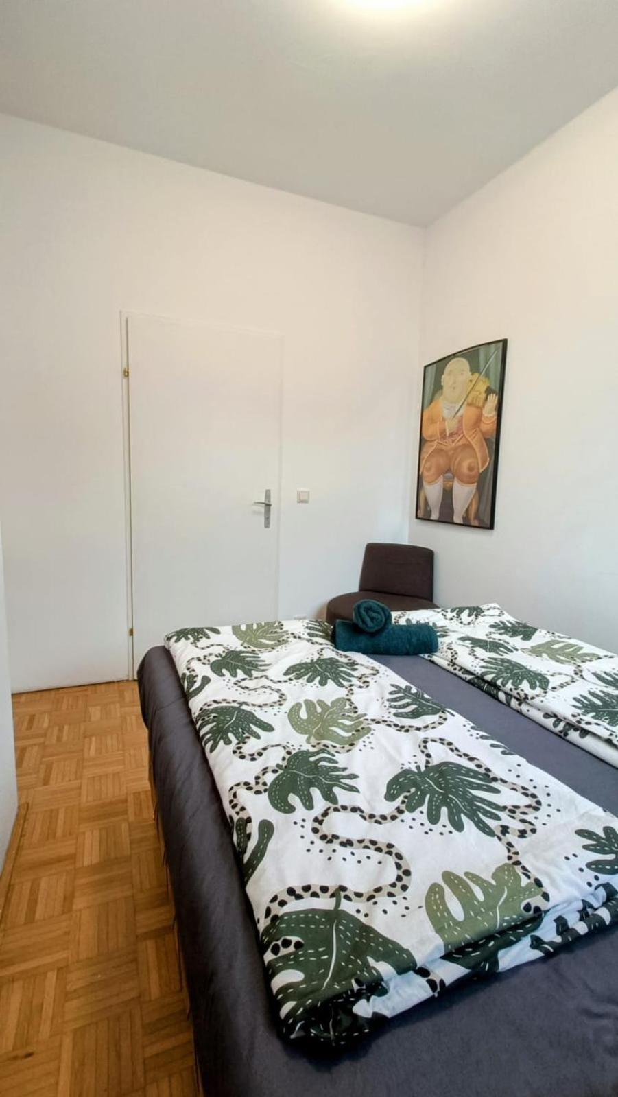 Near Schoenbrunn - Economy Rooms In Shared Apartment At Meidling Train Station Bécs Kültér fotó